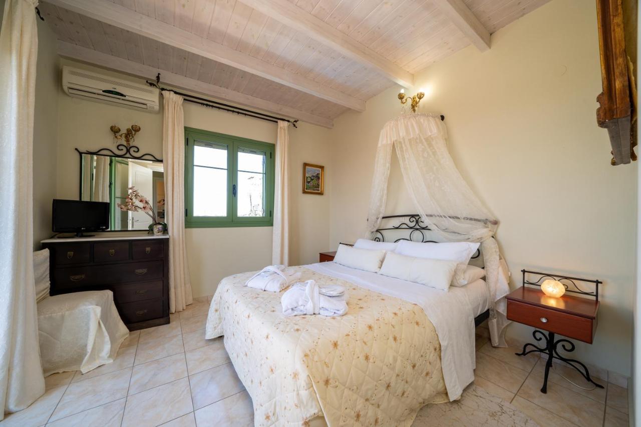 Monambeles Villas Svoronata Esterno foto